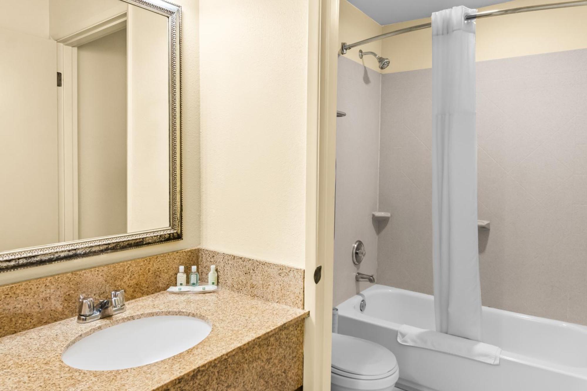 Quality Inn & Suites Vancouver - Hazel Dell Экстерьер фото
